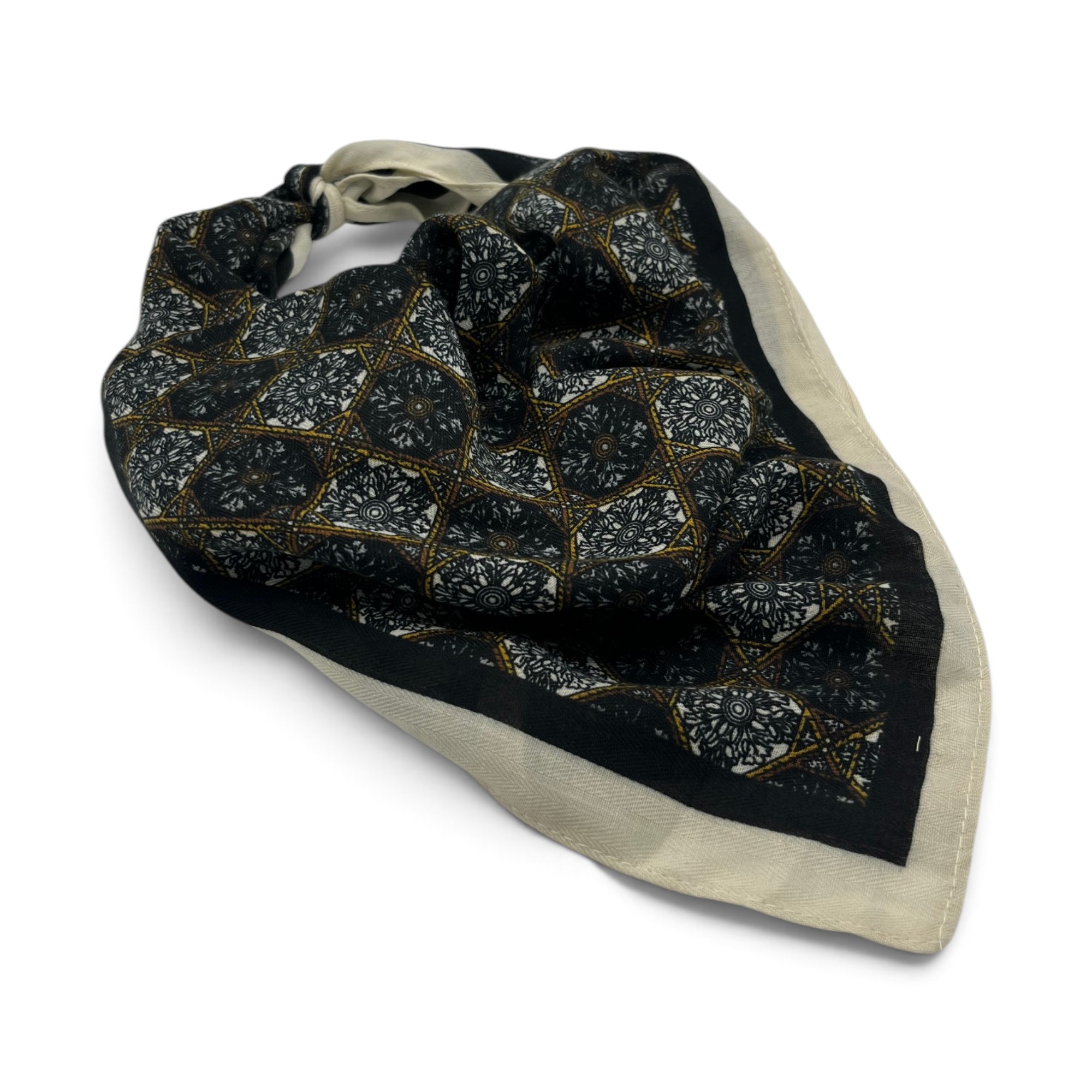 Batic damă ESF5-6, 70x70 cm, imprimeu geometric cu cutie cadou – Negru și Crem Batic damă ESF5-6 70x70 cm cu imprimeu geometric negru și crem, aranjat decorativ.