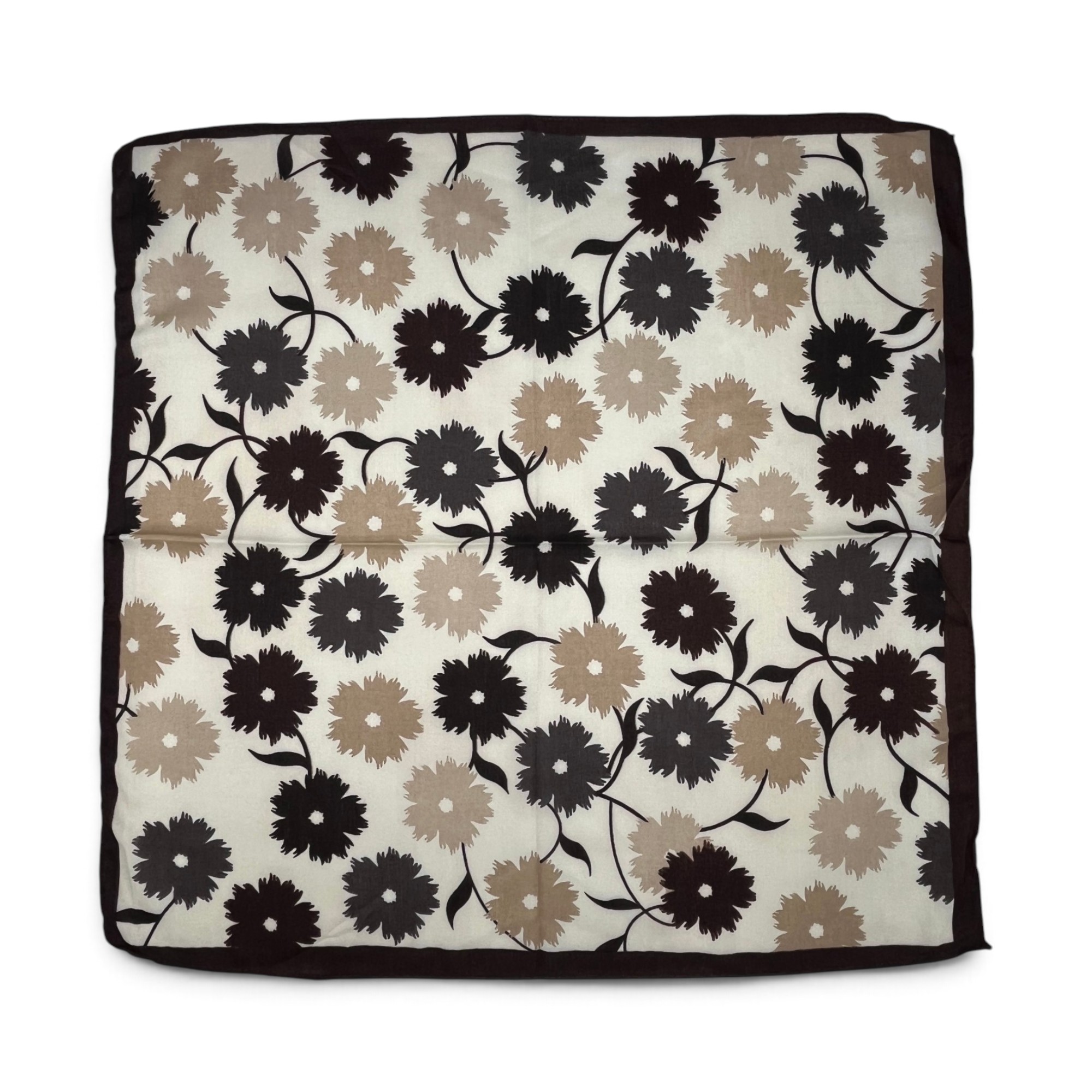 Batic damă ESF5-7, 70x70 cm, imprimeu floral cu cutie cadou – Crem și Maro Batic damă ESF5-7 cu flori bej și maro și bordură închisă, vedere completă.