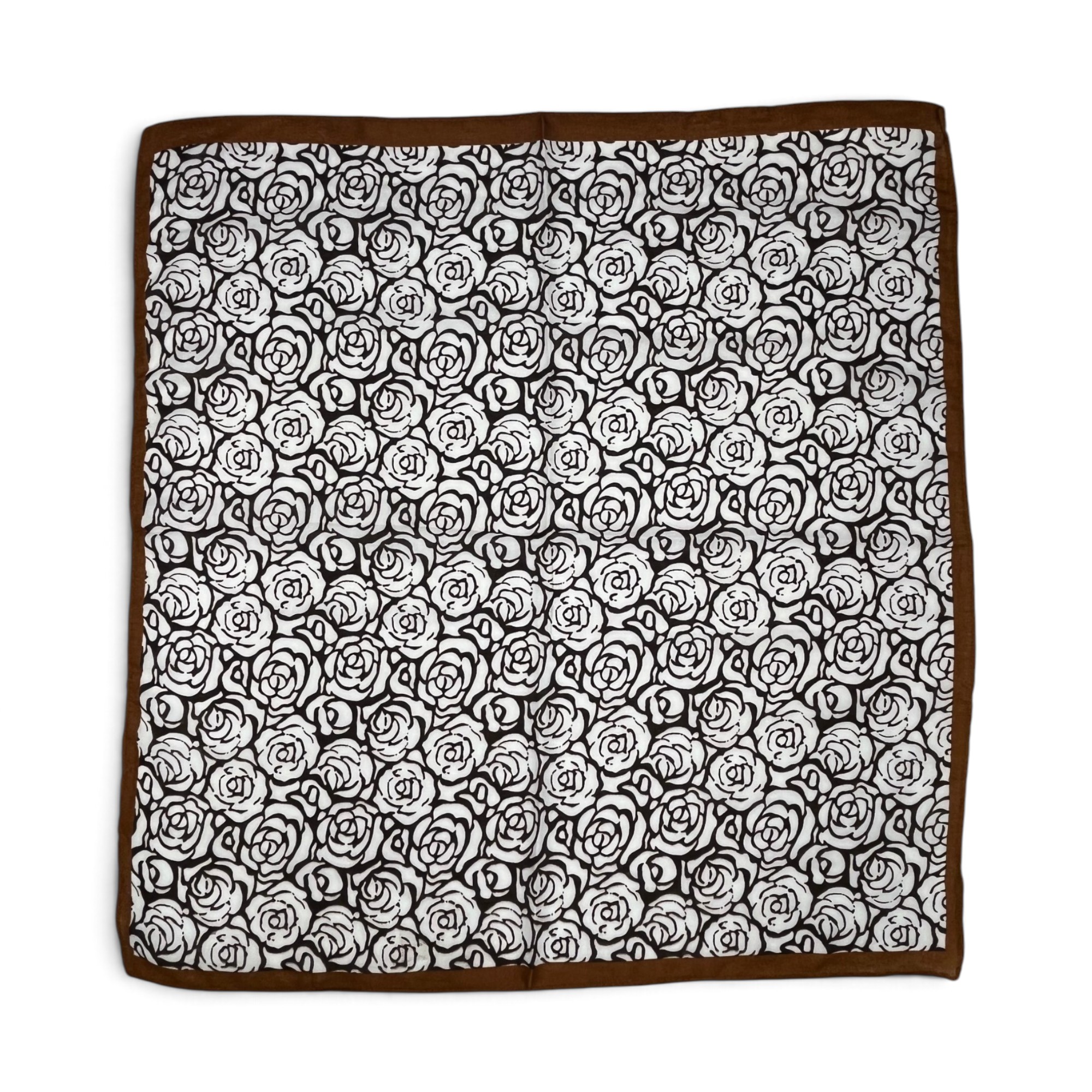 Batic damă ESF5-8, 70x70 cm, imprimeu floral cu cutie cadou – Crem și Maro Batic damă ESF5-8 cu imprimeu de trandafiri și bordură maro, vedere completă.
