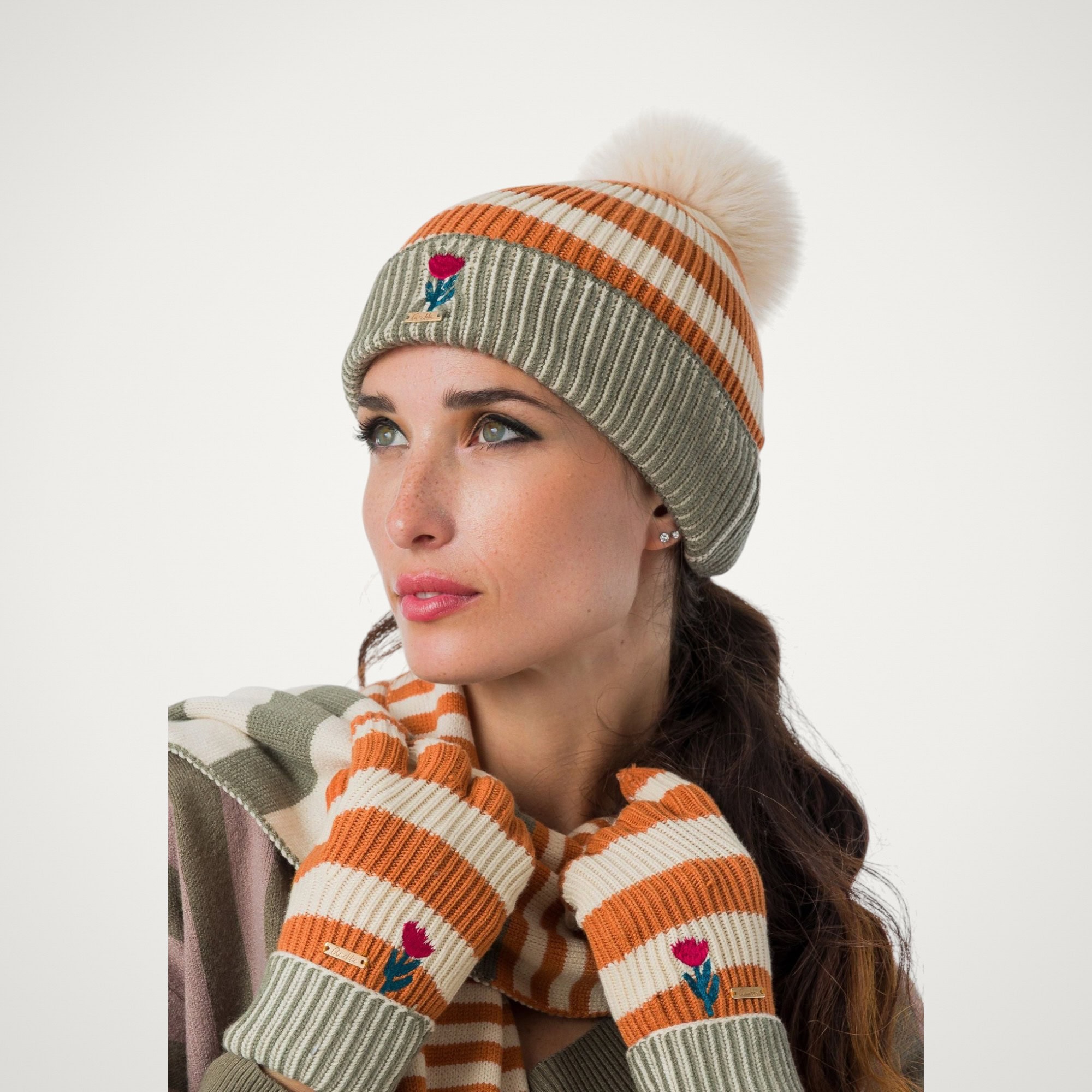 Căciulă damă Anekke Tulip 43471-321 – tricotată, în dungi, cu pompon Căciulă damă Anekke Tulip 43471-321 – purtată, profil