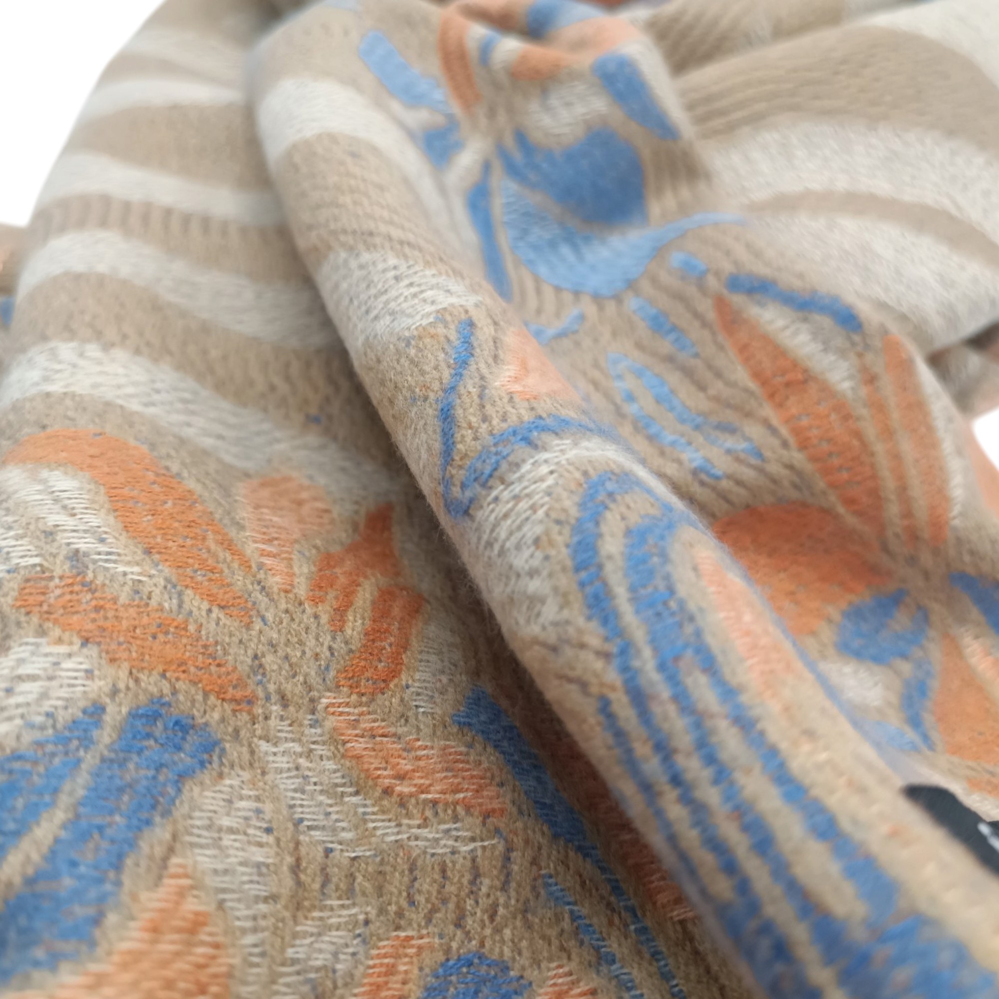 Eșarfă Damă BellaraSS FX3S-1 Bej Nisipiu – 100% Lână, Model Floral, 60 × 180 cm Eșarfă Damă BellaraSS FX3S-1 Bej Nisipiu – 100% Lână, Model Floral, 60 × 180 cm - imagine 4