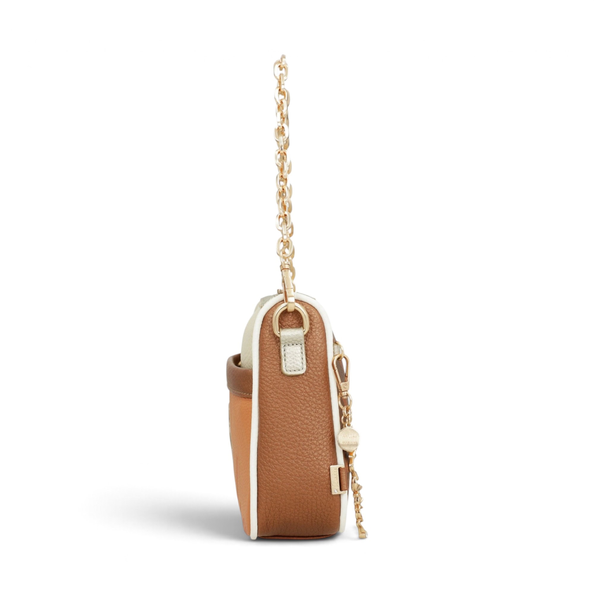 Geantă damă Anekke Essentials 42603-588-2 – crossbody maro coniac, lanț auriu, 26 × 17 × 7 cm Geantă damă Anekke Essentials 42603-588-2 – lateral