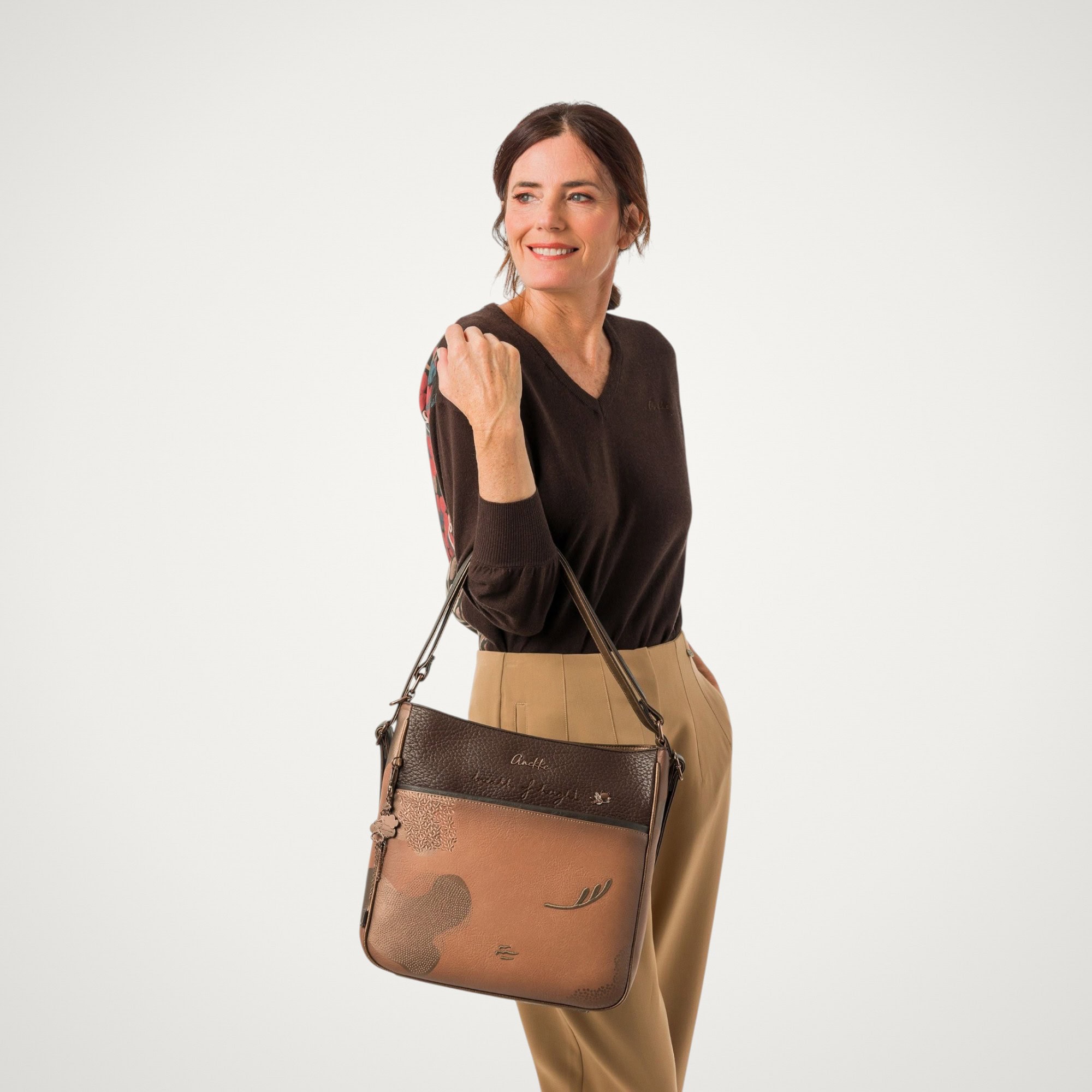 Geantă damă Anekke Voyage 43825-072 – convertibilă în rucsac, maro caramel, 32 × 31 × 11 cm Geantă damă Anekke Voyage 43825-072 – purtată pe umăr
