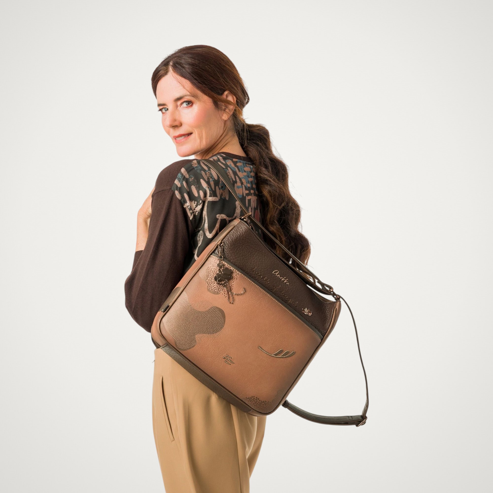 Geantă damă Anekke Voyage 43825-072 – convertibilă în rucsac, maro caramel, 32 × 31 × 11 cm Geantă damă Anekke Voyage 43825-072 – purtată ca rucsac