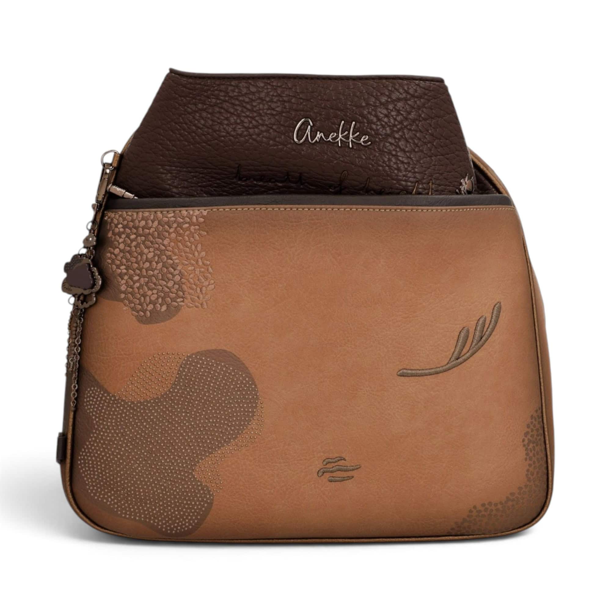 Geantă damă Anekke Voyage 43825-072 – convertibilă în rucsac, maro caramel, 32 × 31 × 11 cm Geantă damă Anekke Voyage 43825-072 – față, fără mâner