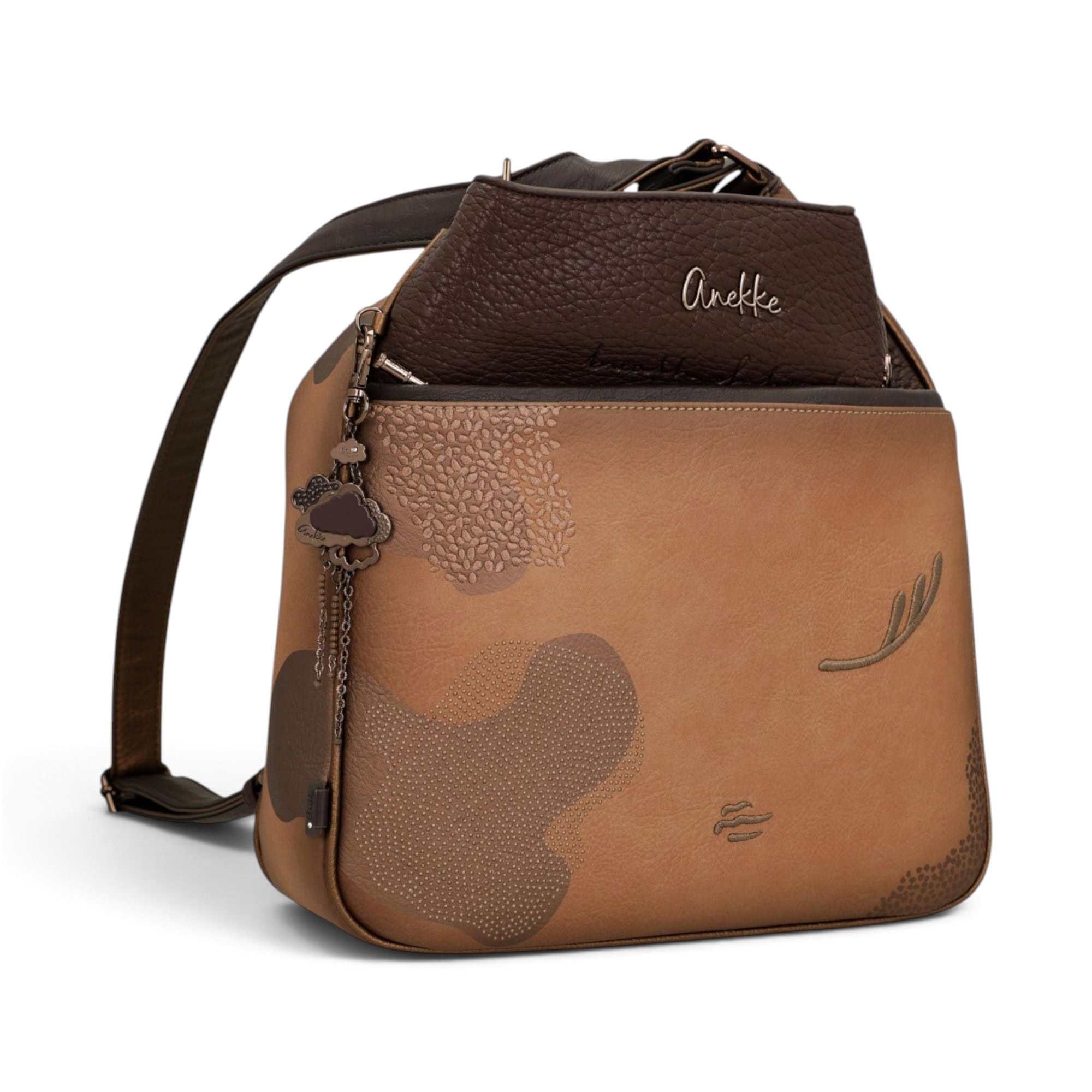 Geantă damă Anekke Voyage 43825-072 – convertibilă în rucsac, maro caramel, 32 × 31 × 11 cm Geantă damă Anekke Voyage 43825-072 – purtată ca rucsac, unghi