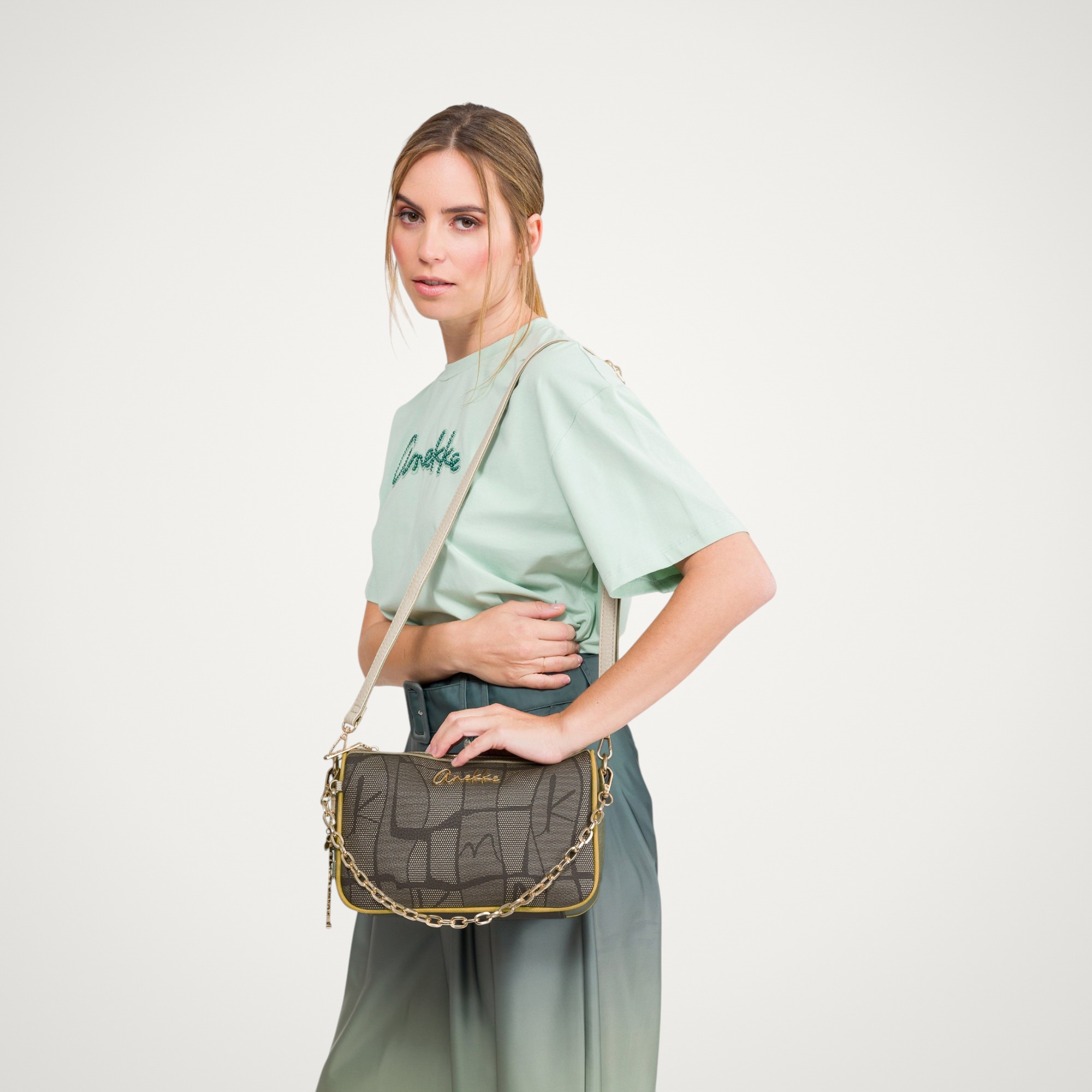 Geantă damă Anekke Essentials 42603-588-5 – crossbody maro, 26 × 17 × 7 cm Geantă damă Anekke Essentials 42603-588-5 – crossbody maro, 26 × 17 × 7 cm