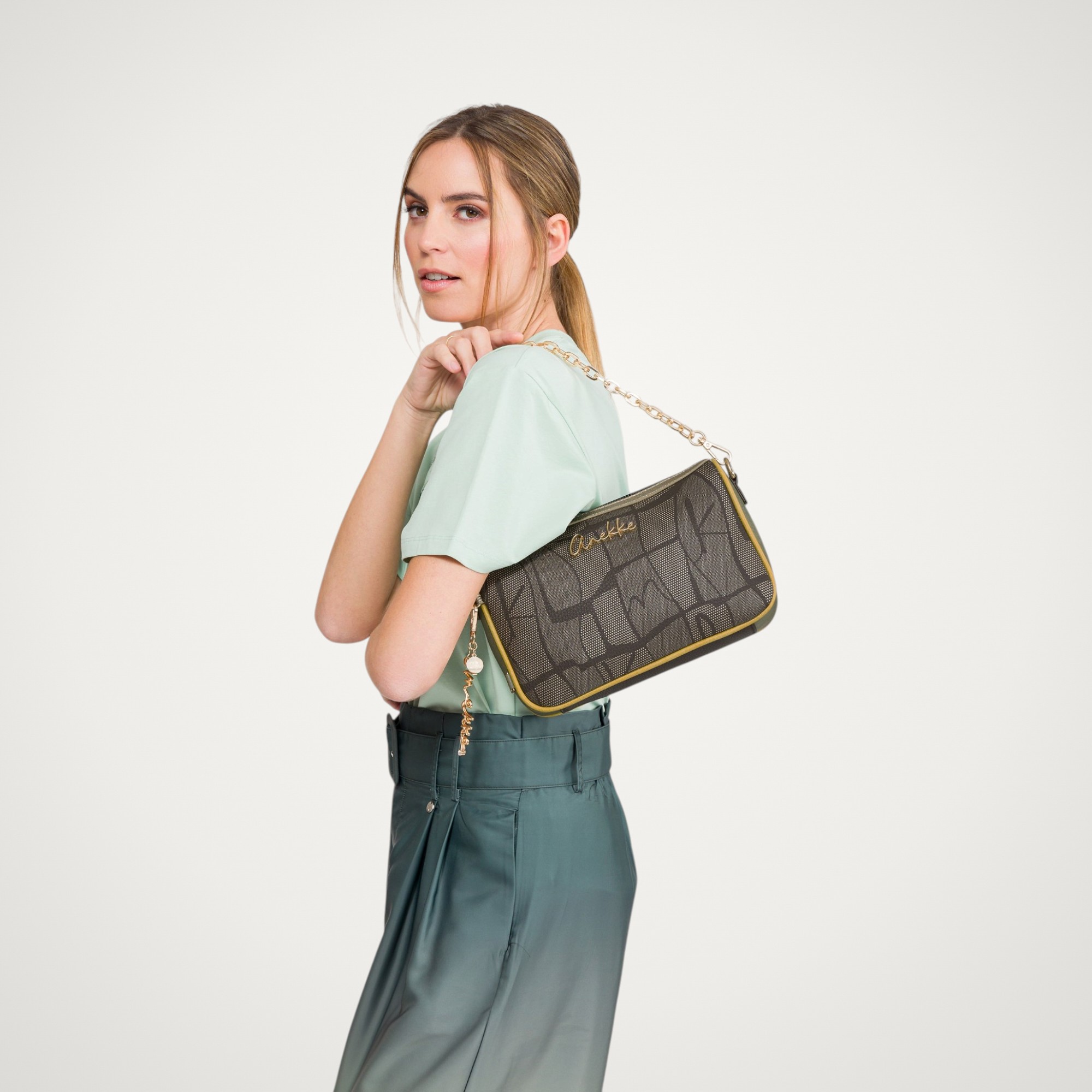 Geantă damă Anekke Essentials 42603-588-5 – crossbody maro, 26 × 17 × 7 cm Geantă damă Anekke Essentials 42603-588-5 – crossbody maro, 26 × 17 × 7 cm