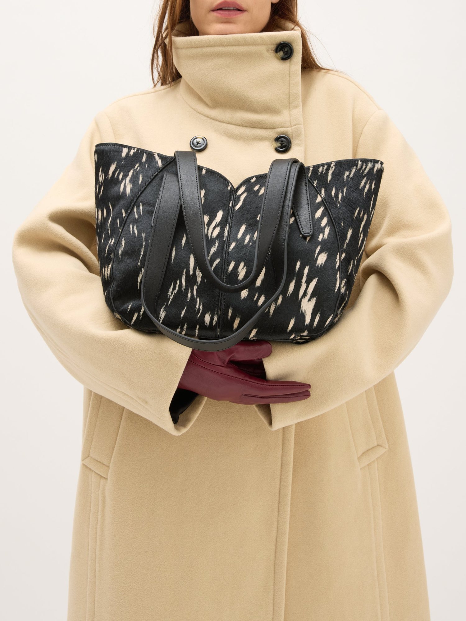 Geantă damă Vanessa Wu Altai M Negru – piele efect ponei, imprimeu bambi, geantă de mână, 39 × 23 × 15 cm Geantă damă Vanessa Wu Altai M Negru – piele efect ponei, imprimeu bambi, geantă de mână, 39 × 23 × 15 cm