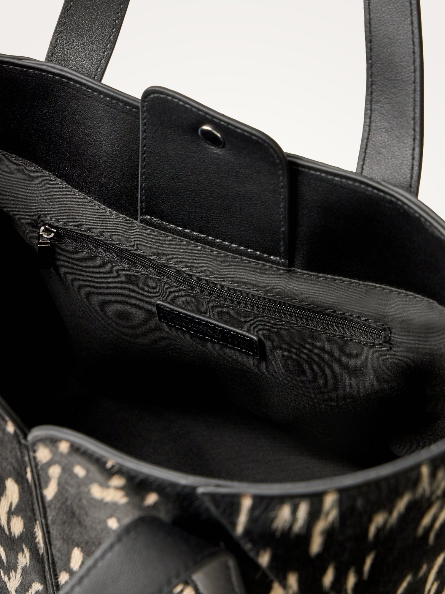 Geantă damă Vanessa Wu Altai M Negru – piele efect ponei, imprimeu bambi, geantă de mână, 39 × 23 × 15 cm Geantă damă Vanessa Wu Altai M Negru – piele efect ponei, imprimeu bambi, geantă de mână, 39 × 23 × 15 cm