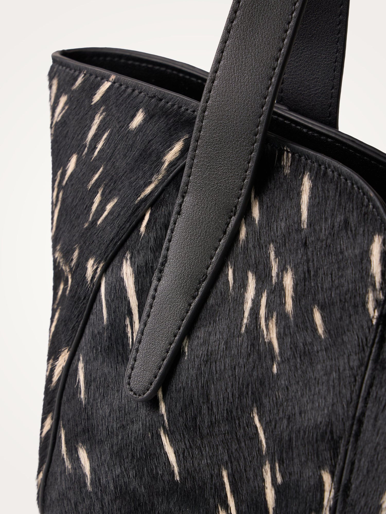 Geantă damă Vanessa Wu Altai M Negru – piele efect ponei, imprimeu bambi, geantă de mână, 39 × 23 × 15 cm Geantă damă Vanessa Wu Altai M Negru – piele efect ponei, imprimeu bambi, geantă de mână, 39 × 23 × 15 cm