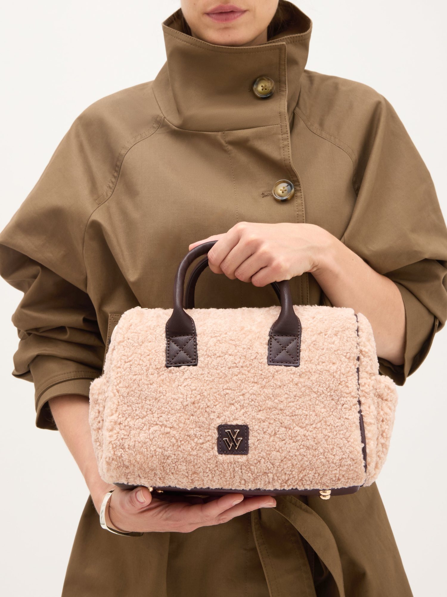 Geantă damă Vanessa Wu Mini Louie Bej – efect bouclé, geantă de mână și crossbody, 25 × 17 × 10,5 cm Geantă damă Vanessa Wu Mini Louie Bej – efect bouclé, geantă de mână și crossbody, 25 × 17 × 10,5 cm