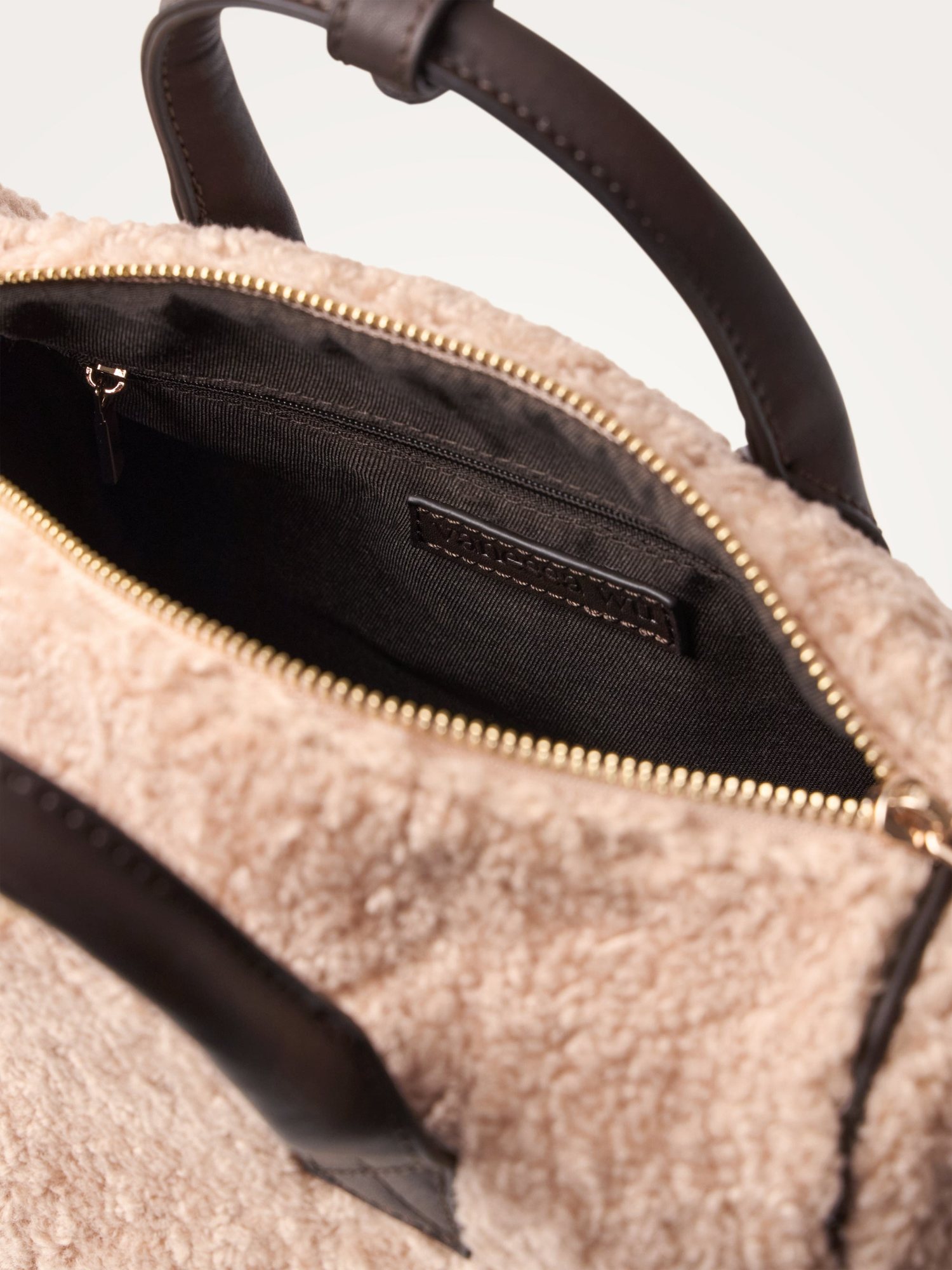 Geantă damă Vanessa Wu Mini Louie Bej – efect bouclé, geantă de mână și crossbody, 25 × 17 × 10,5 cm Geantă damă Vanessa Wu Mini Louie Bej – efect bouclé, geantă de mână și crossbody, 25 × 17 × 10,5 cm