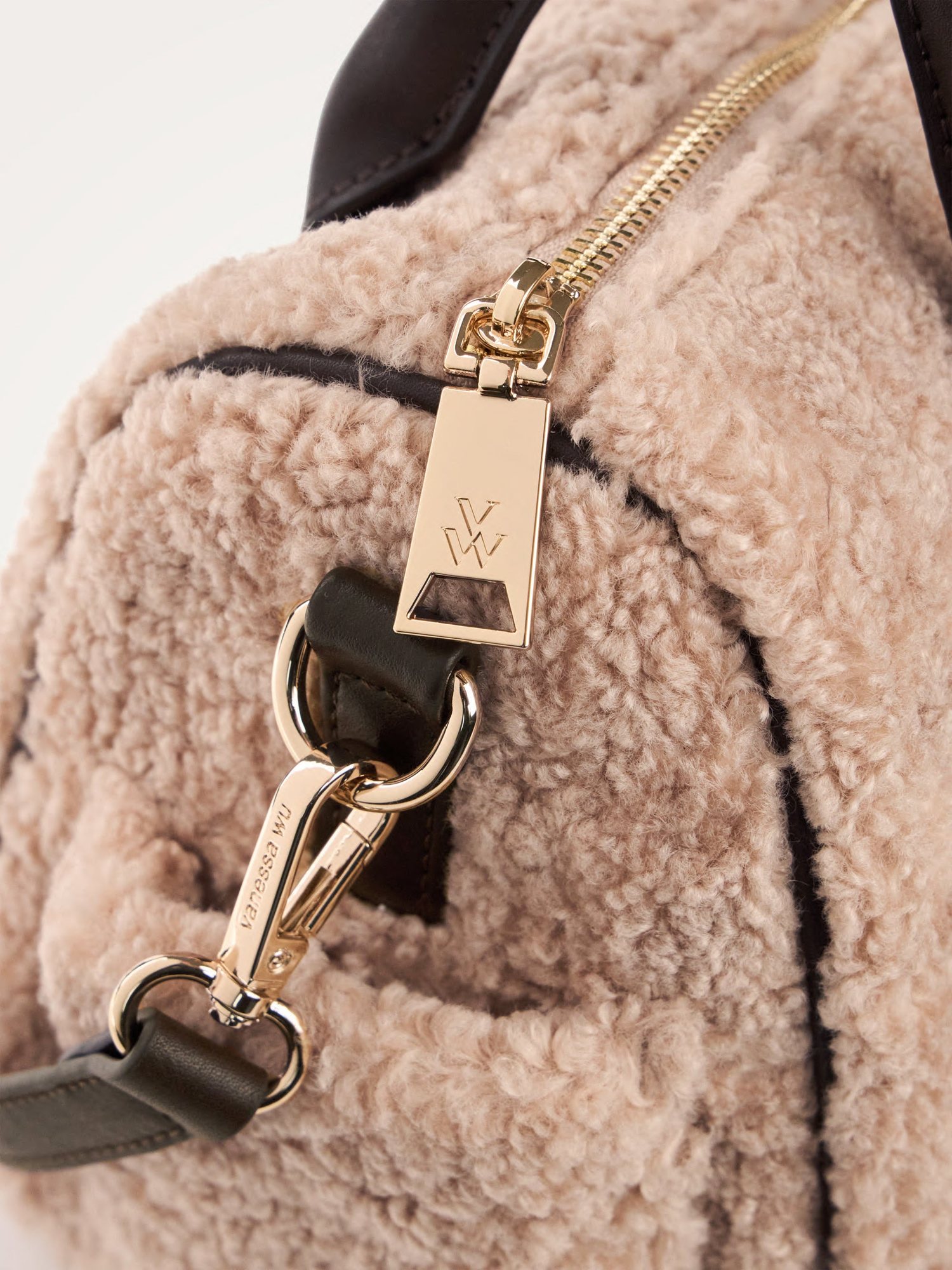 Geantă damă Vanessa Wu Mini Louie Bej – efect bouclé, geantă de mână și crossbody, 25 × 17 × 10,5 cm Geantă damă Vanessa Wu Mini Louie Bej – efect bouclé, geantă de mână și crossbody, 25 × 17 × 10,5 cm