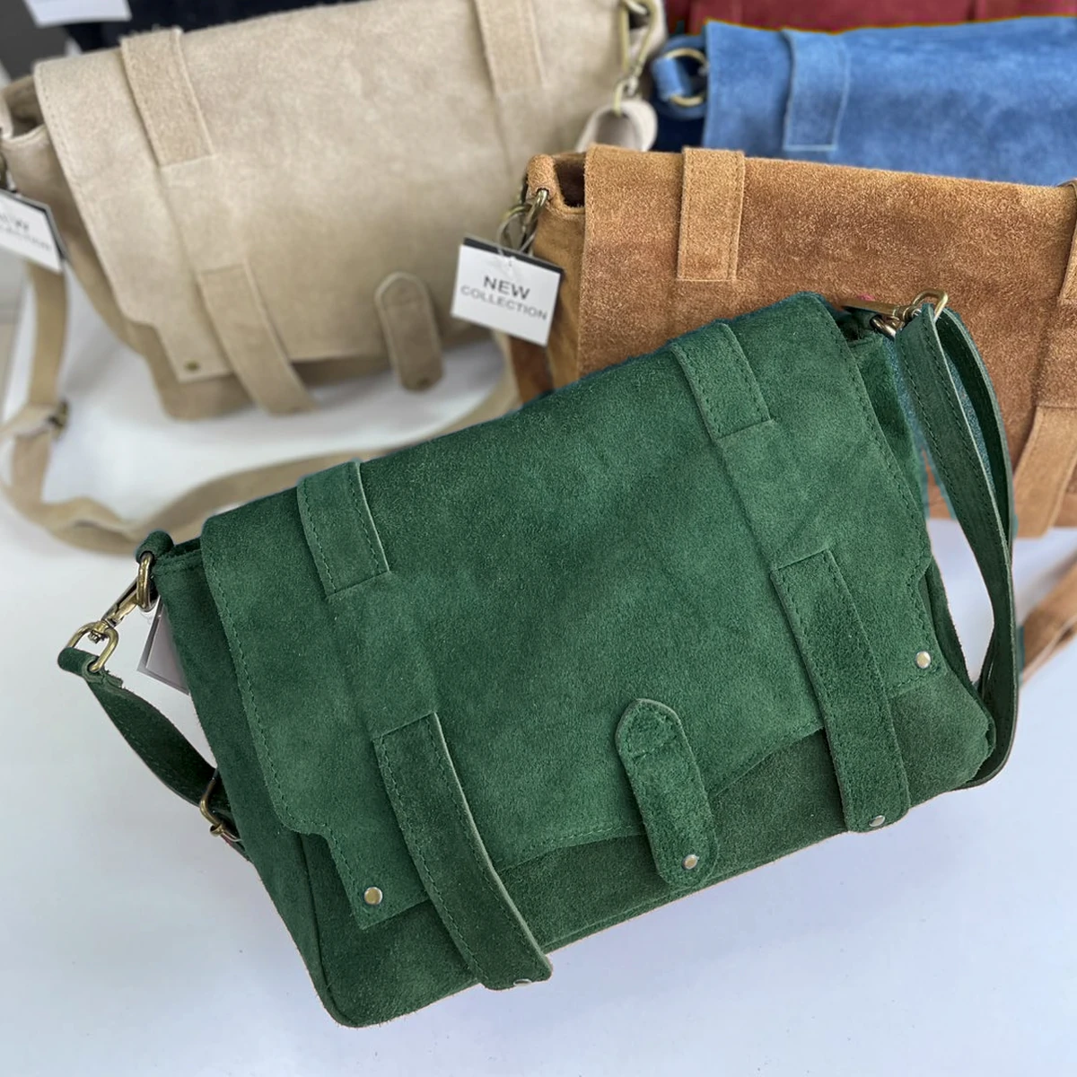 Home Geantă Belle Monique ME25 din piele naturală suede verde, în fața colecției în bej, coniac și albastru, Made in Italy
