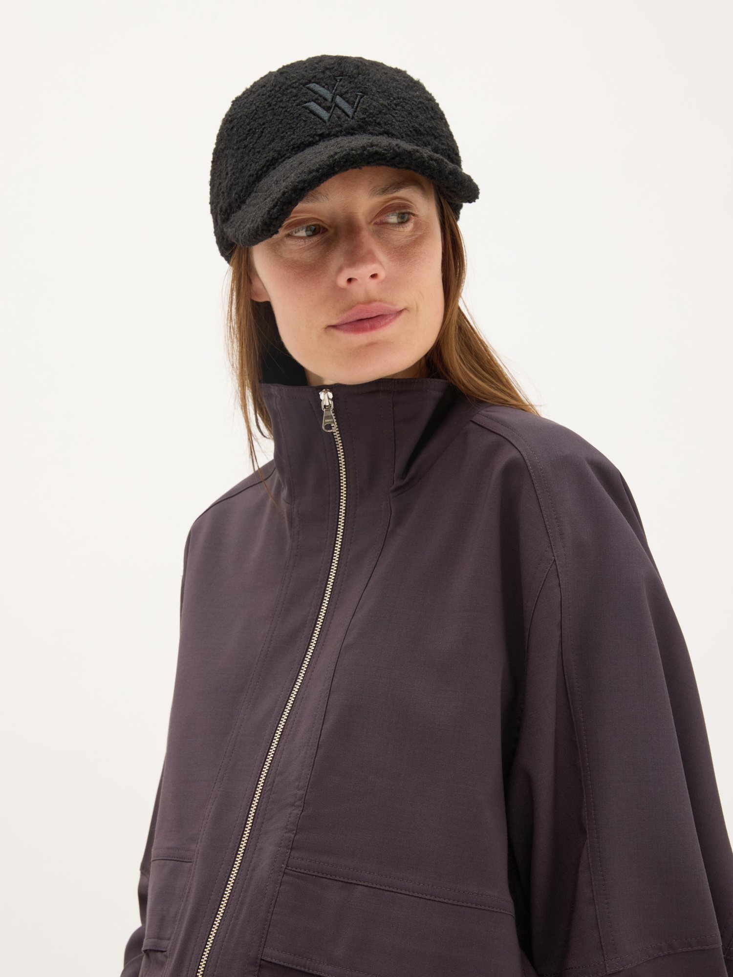 Șapcă damă Vanessa Wu Sia Negru – blană ecologică tip shearling, monogramă VW brodată, mărime unică