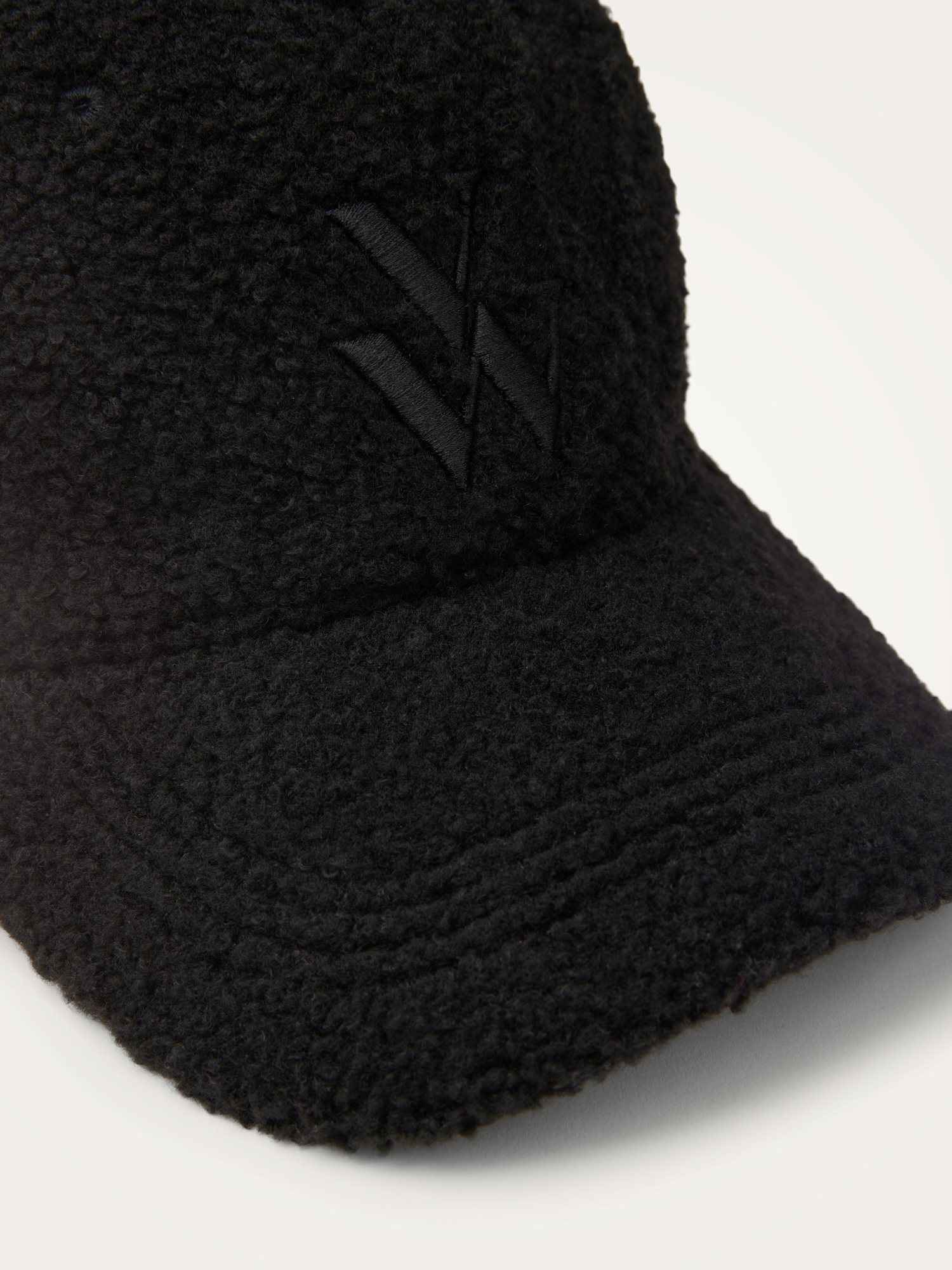 Șapcă damă Vanessa Wu Sia Negru – blană ecologică tip shearling, monogramă VW brodată, mărime unică