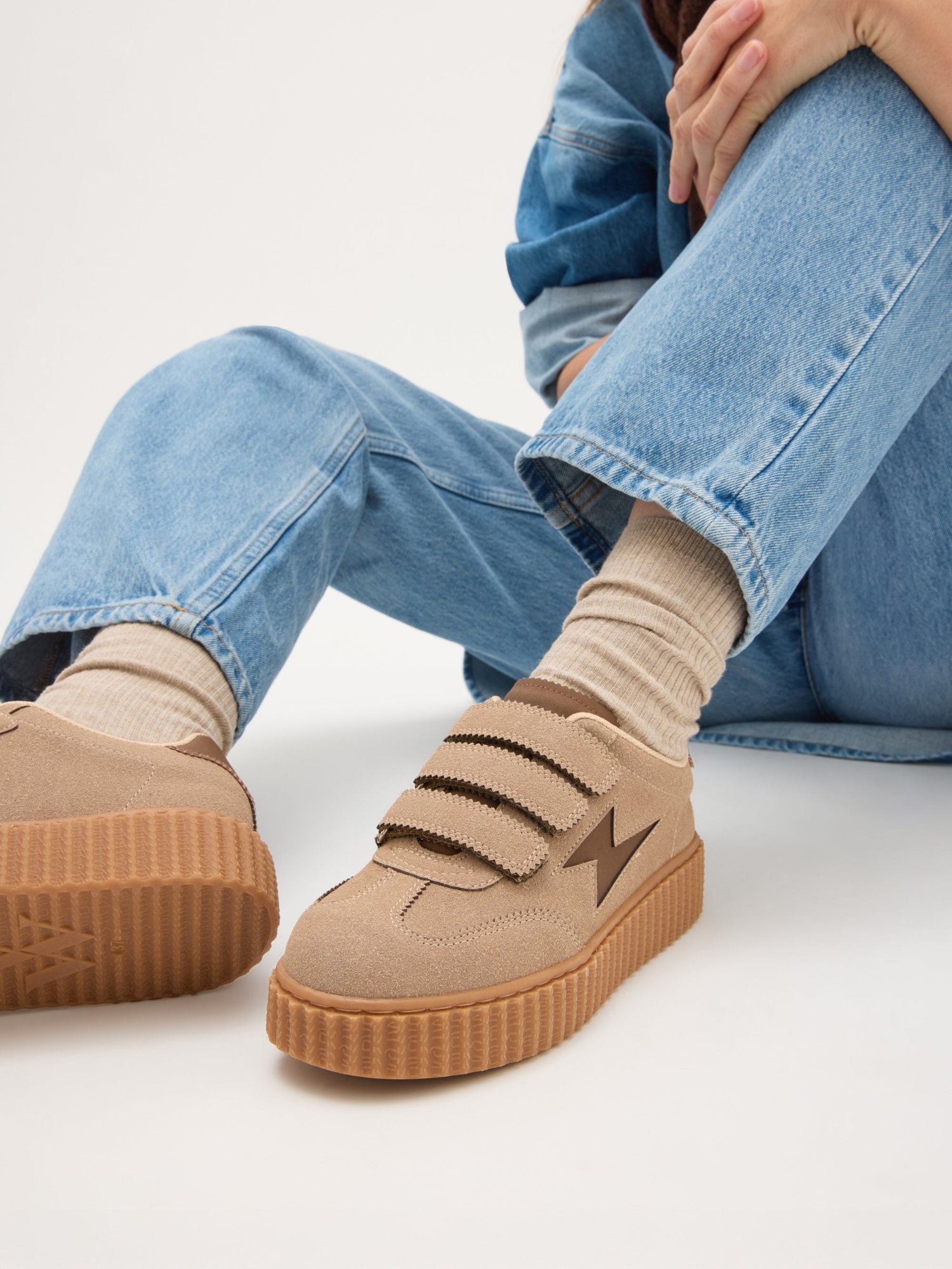 Sneakers damă Vanessa Wu Maggie Originals Taupe – suedină sintetică, talpă creepers, bride velcro, mărimi 36–41