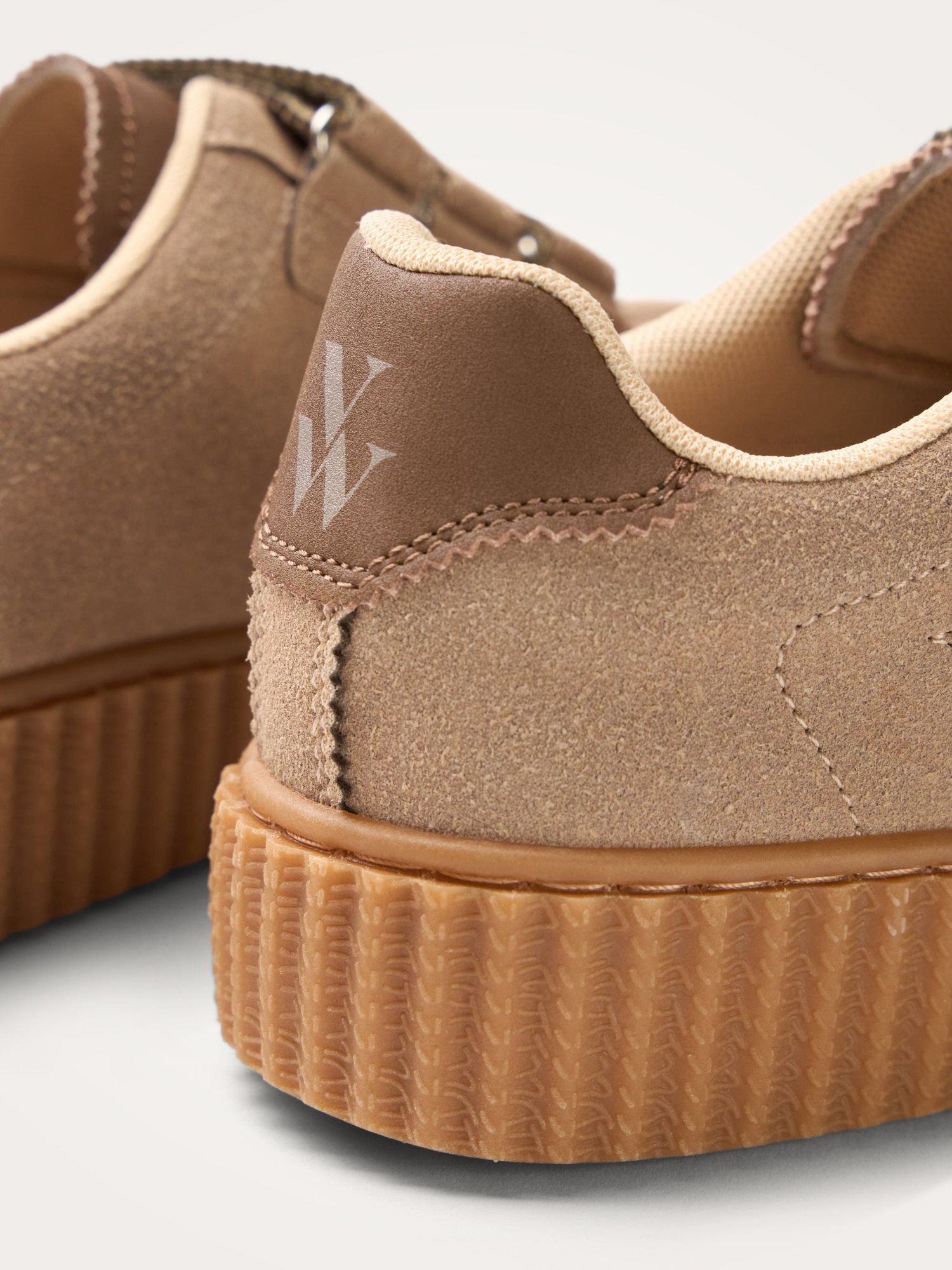 Sneakers damă Vanessa Wu Maggie Originals Taupe – suedină sintetică, talpă creepers, bride velcro, mărimi 36–41