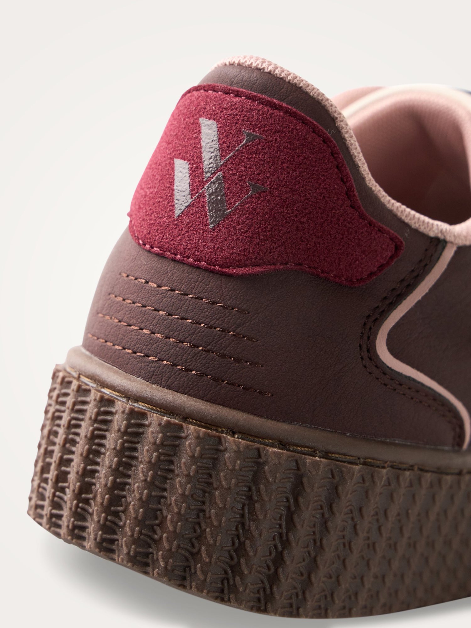 Sneakers damă Vanessa Wu Maggie Puzzle Bordo – detalii roz pudrat, talpă creepers, bride velcro, mărimi 36–41