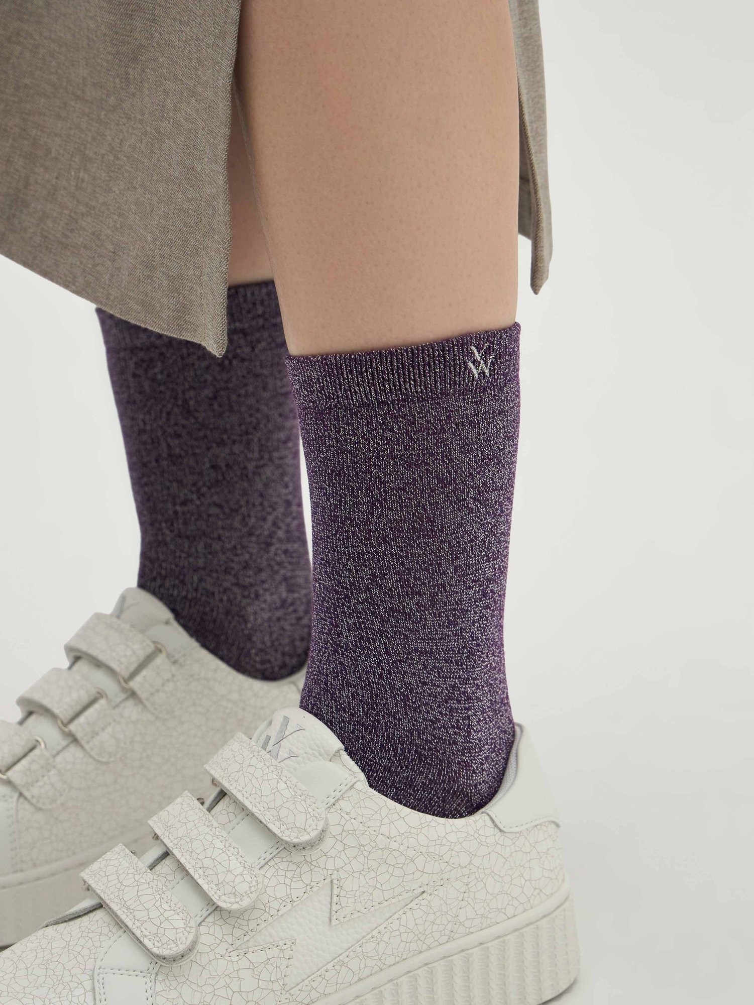 Șosete damă Vanessa Wu Ambre Violet cu fire argintii – înalte, cu monogramă brodată, mărime unică 36–41